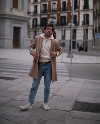 Какие длинные пальто носить с голубыми джинсами