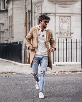 Какие длинные пальто носить с голубыми джинсами