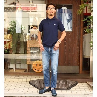 Какие футболки-поло носить с голубыми джинсами мужчине