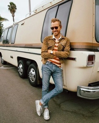 Какие футболки-поло носить с голубыми джинсами мужчине