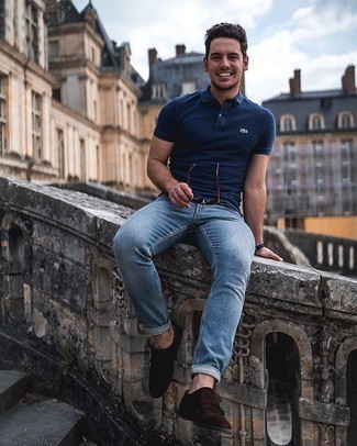 Какие футболки-поло носить с голубыми джинсами мужчине