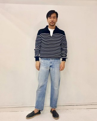 Какие свитеры с воротником поло носить с голубыми джинсами мужчине