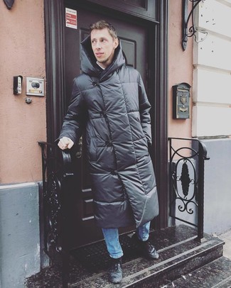 Какие пуховики носить с голубыми джинсами мужчине