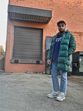Какие пуховики носить с голубыми джинсами мужчине