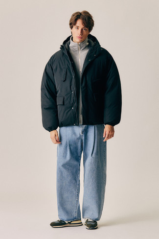 Какие куртки-пуховики носить с голубыми джинсами мужчине