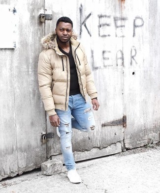 Какие куртки-пуховики носить с голубыми джинсами мужчине