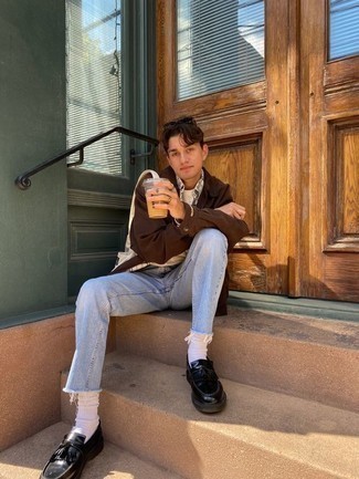 Какие дождевики носить с голубыми джинсами мужчине