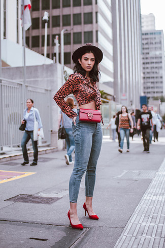 Как носить голубые джинсы с красными замшевыми туфлями