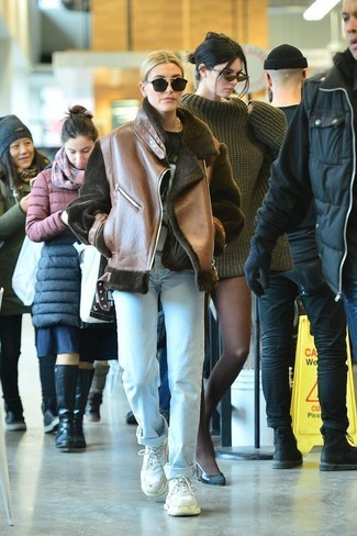 Какие короткие дубленки носить с голубыми джинсами женщине