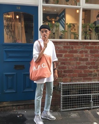 Как носить голубые джинсы с серебряными кроссовками мужчине