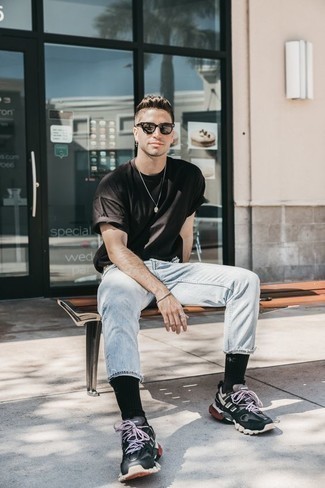 Как носить голубые джинсы с серебряными кроссовками мужчине