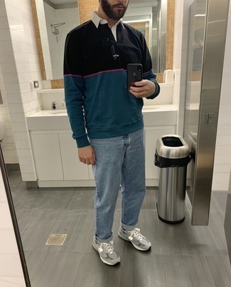 Как носить голубые джинсы с серебряными кроссовками мужчине