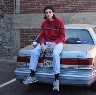 Как носить голубые джинсы с серебряными кроссовками мужчине