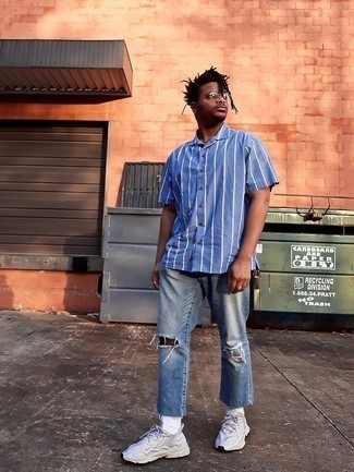 Как носить голубые джинсы с серебряными кроссовками мужчине