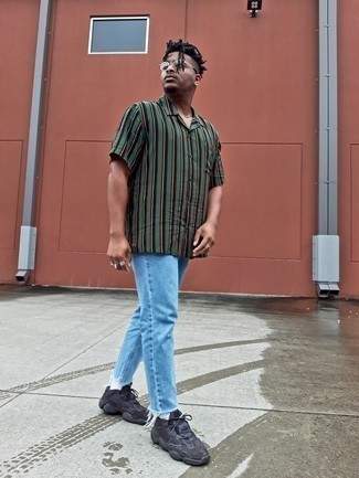 Как носить голубые джинсы с серебряными кроссовками мужчине