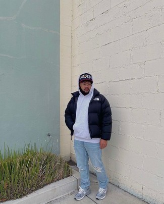 Как носить голубые джинсы с серебряными кроссовками мужчине