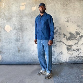 Как носить голубые джинсы с серебряными кроссовками мужчине