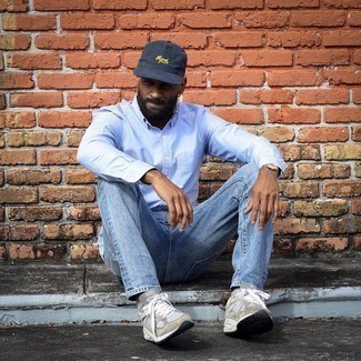 Как носить голубые джинсы с серебряными кроссовками мужчине