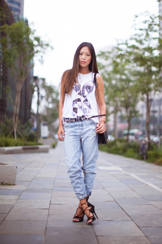 Какие топы без рукавов носить с голубыми джинсами