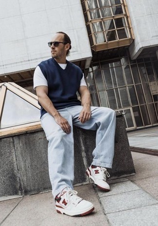 Какие трикотажные жилеты носить с голубыми джинсами мужчине