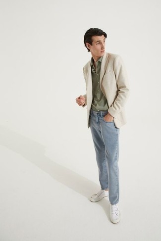 Как носить голубые джинсы с светло-коричневым пиджаком мужчине