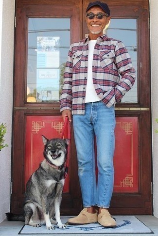 Как носить голубые джинсы с светло-коричневыми замшевыми лоферами мужчине