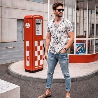 Как носить голубые джинсы с светло-коричневыми замшевыми лоферами мужчине