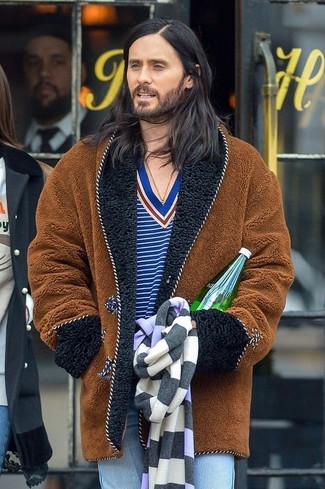 Какие свитера с v-образным вырезом носить с голубыми джинсами мужчине