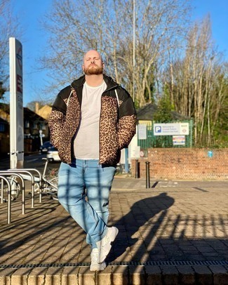 Как носить голубые джинсы с белыми кроссовками мужчине