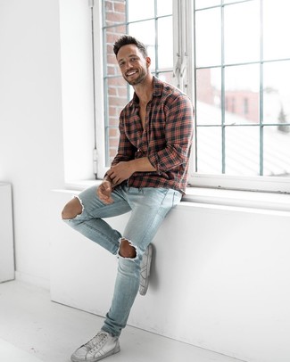 Как носить голубые джинсы с белыми высокими кедами мужчине