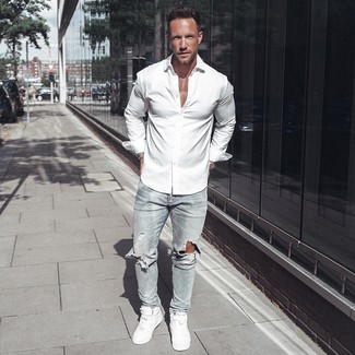 Как носить голубые джинсы с белыми высокими кедами мужчине