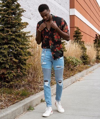 Как носить голубые джинсы с белыми высокими кедами мужчине