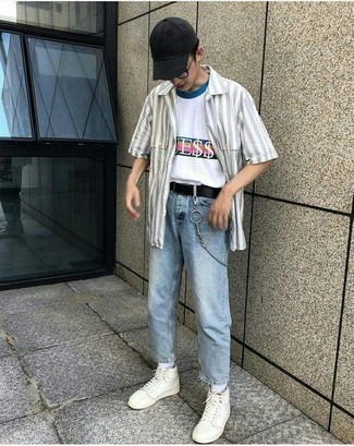 Как носить голубые джинсы с белыми высокими кедами мужчине
