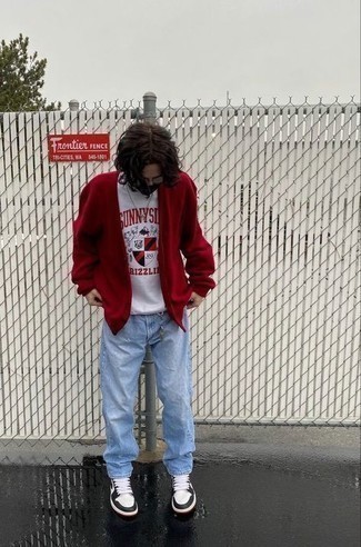 Как носить голубые джинсы с белыми высокими кедами мужчине