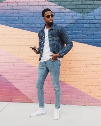 Как носить голубые джинсы с белыми высокими кедами мужчине