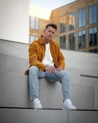 Как носить голубые джинсы с белыми кожаными низкими кедами мужчине