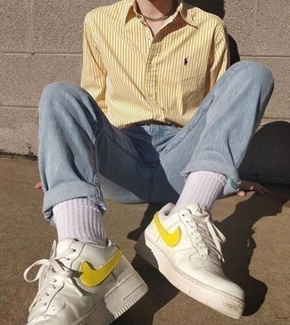 Как носить голубые джинсы с белыми кожаными низкими кедами мужчине