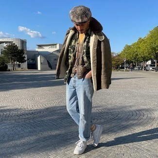 Как носить голубые джинсы с белыми кожаными низкими кедами мужчине