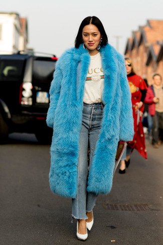 Как носить голубые джинсы с белыми кожаными туфлями