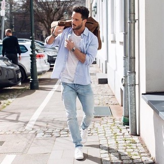 Как носить голубые джинсы с белыми низкими кедами мужчине