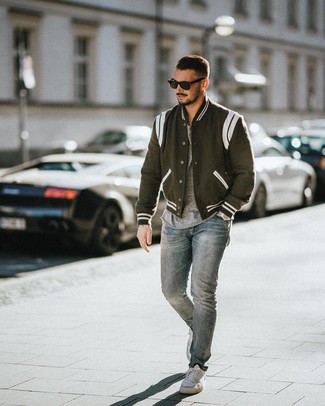 Как носить голубые джинсы с белыми низкими кедами мужчине