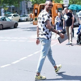 Как носить голубые джинсы с желтыми кроссовками мужчине