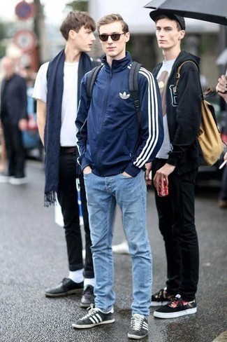 Какие свитера на молнии носить с голубыми джинсами мужчине