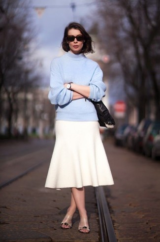 С чем носить голубую вязаную водолазку женщине