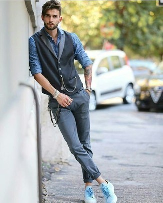 С чем носить голубые кожаные низкие кеды мужчине