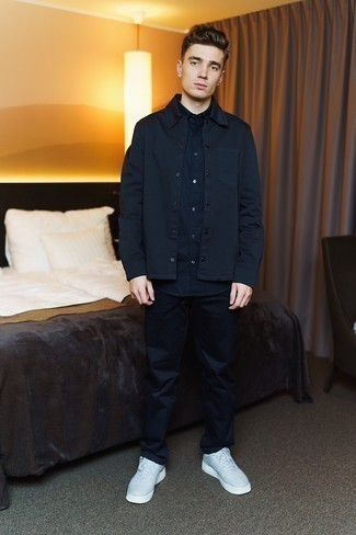 С чем носить голубые кожаные низкие кеды мужчине