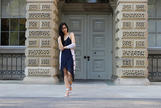 С чем носить голубые кожаные босоножек женщине