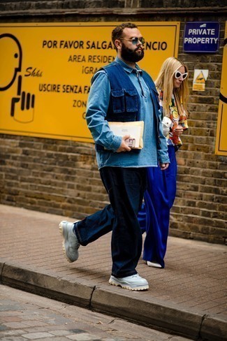 С чем носить голубые кожаные кеды мужчине