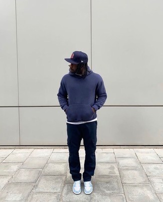 С чем носить голубые кожаные кеды мужчине