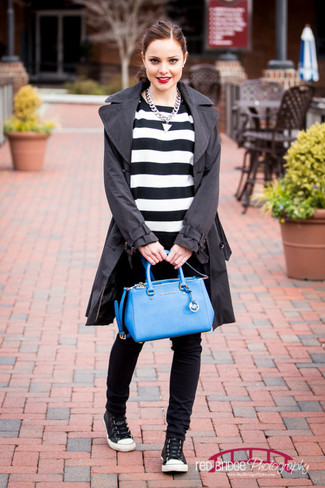 С чем носить голубую кожаную большую сумку